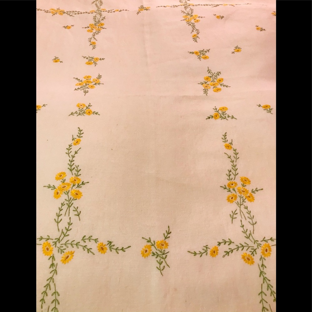 Tablecloth vintage Linen Daisies Homemade Needlepoint